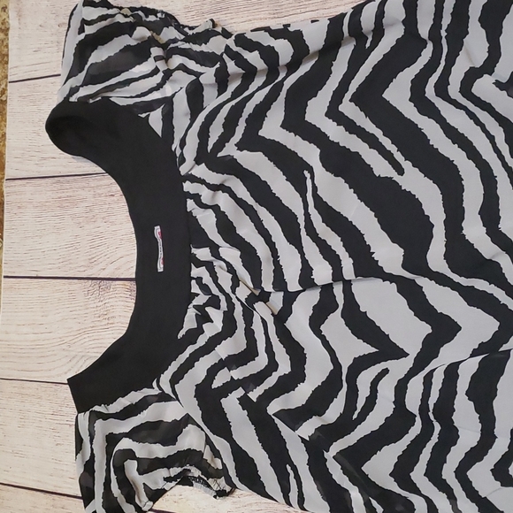 Women’s Zebra Print Three Pink Hearts Shirt 🖤 Size XL - Picture 2 of 9